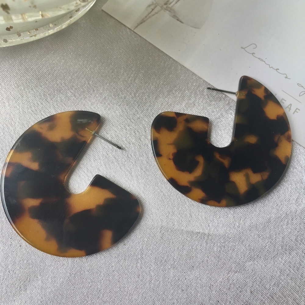 Leopard Chic Acrylic Tortoise Shell Hoop Earrings - Picture 5 of 7